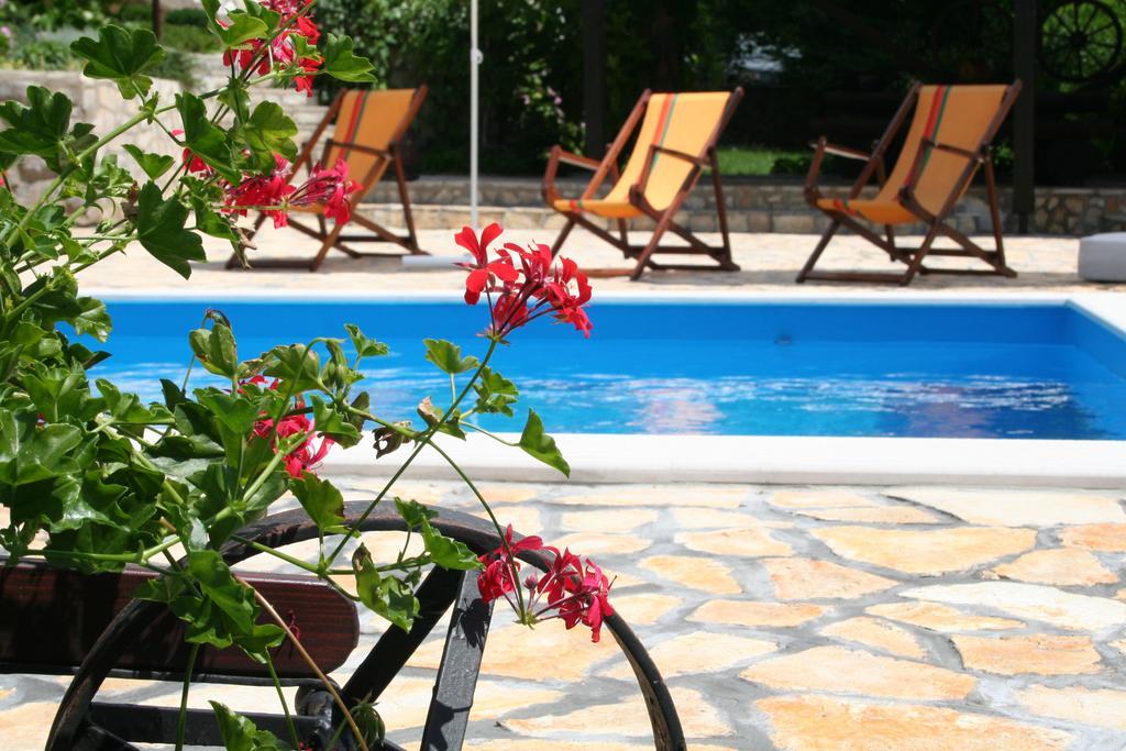 Apartments Petricic With Swimming Pool Ičići Exterior foto