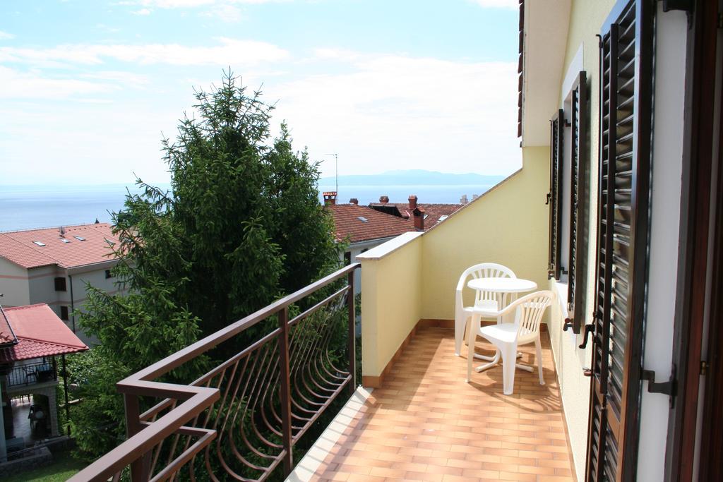 Apartments Petricic With Swimming Pool Ičići Exterior foto
