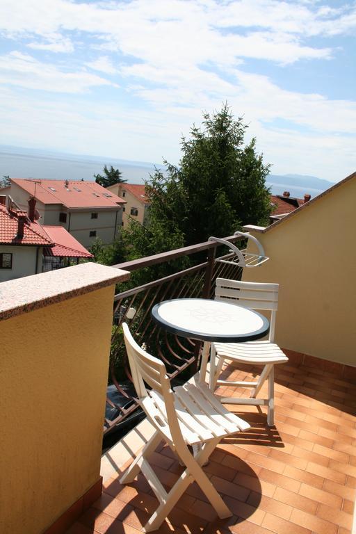 Apartments Petricic With Swimming Pool Ičići Exterior foto